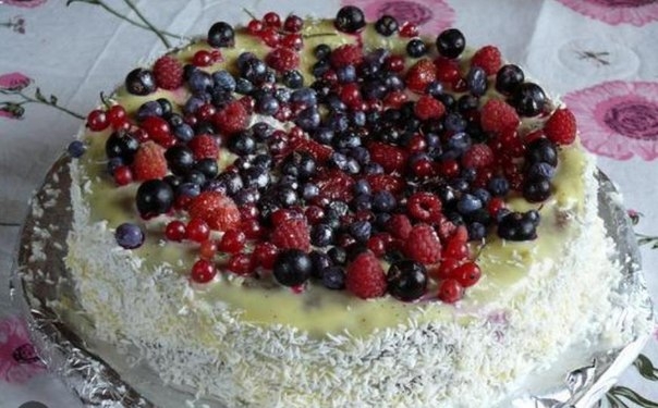 Бисквитный торт с ягодами и сгущенным молоком