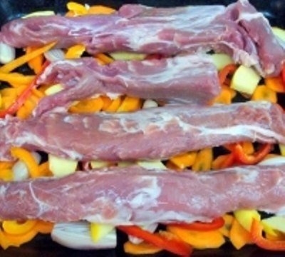 Свинина, запеченная с овощами и айвой.