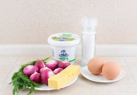 Закуска из свежего ароматного редиса, нежных яиц, пикантного сыра и зелени.
