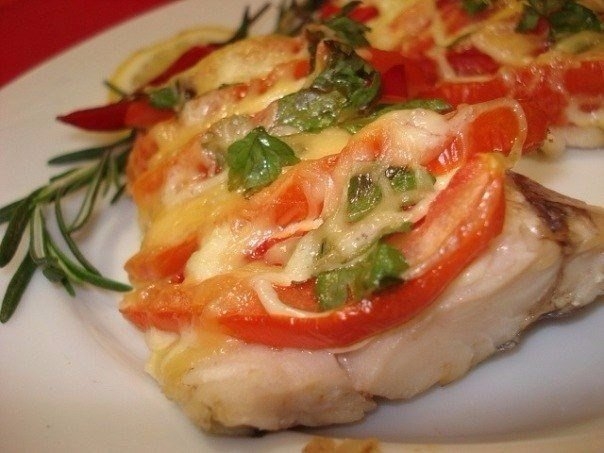 Мясо по-французски я люблю, решила и рыбку так приготовить! Очень сочно и ярко получилось!