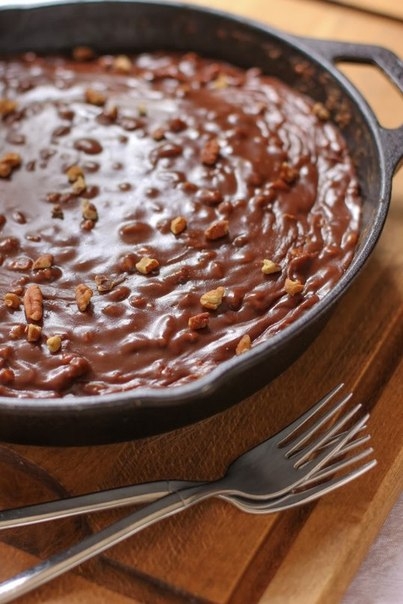 Шоколадный пирог с орехами пекан