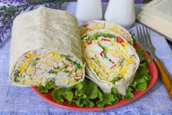 Яркий красочный рулет - самая лучшая закуска. Экономно, а получается очень вкусно!