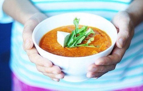 Этот густой согревающий суп очень просто готовить. Сладковатый вкус в сочетании с приятной остротой 