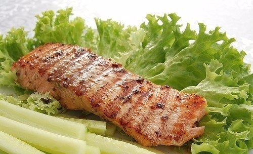 Мясо лосося очень питательное, нежное и богато жирами. Приготовить лосося в маринаде его довольно просто и быстро, а получается очень вкусно. Как правило, лосось чаще всего готовится как второе блюдо, поэтому он прекрасно сочетается с самыми различными ов