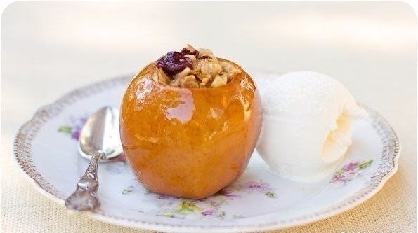Потрясающий десерт! Очень вкусный, нежный и диетический (если без мороженого, конечно)!