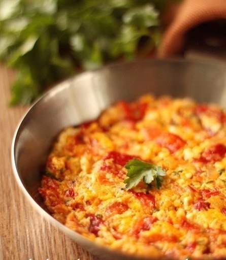 Миш-маш относится к блюдам болгарской кухни. Он еще считается болгарским завтраком, но вы можете его