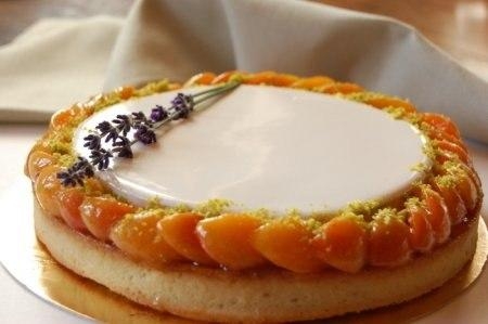 Абрикосовый торт с лавандой и запечённым фисташковым кремом