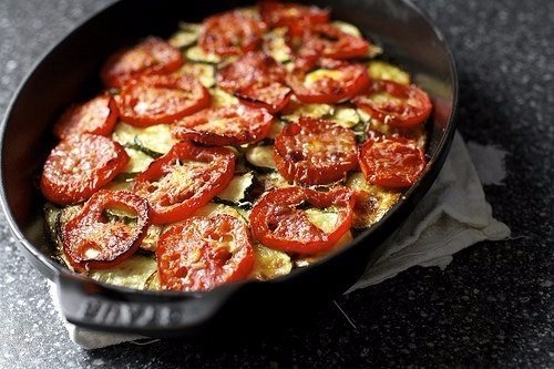 Аппетитная овощная запеканка с чесноком и травами порадует всю компанию своим пряным вкусом!