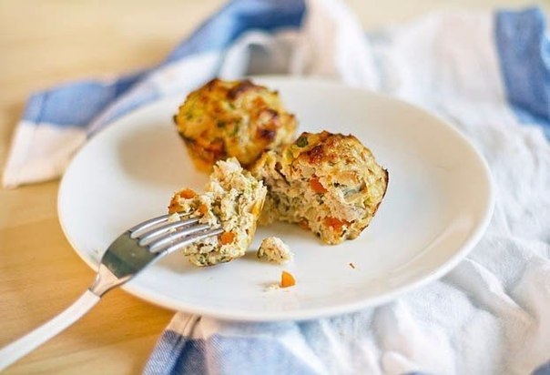 Эти маффины приготовлены из фарша куриных грудок и запекались в духовке, что позволило им приобрести