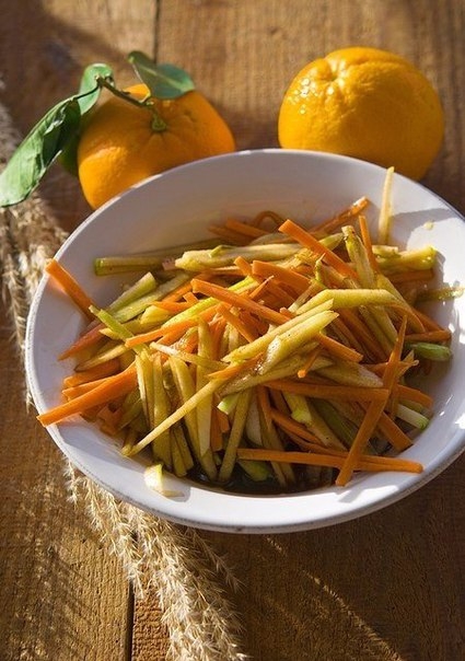 Этот салат очень вкусный, легкий, ароматный. И полезный!