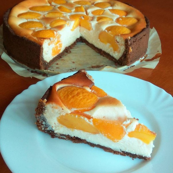 Солнечный творожный пирог с персиками
