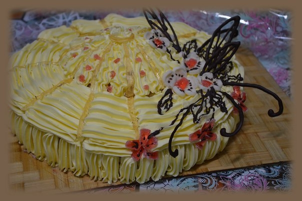 Торт -шляпка "Кокетка" Бисквитный торт с масляным кремом, украшен мармеладом, мастикой, ягоды.