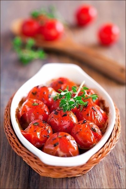 Это действительно вкусно! Пряные помидоры с приятно кисло-сладкой ноткой. А уж аромат какой!!!