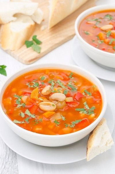Одни из самых вкусных супов овощные с фасолью и томатами. Сваренный на овощном либо курином бульоне, он может быть либо легким, либо более сытным. Выбор за вами!