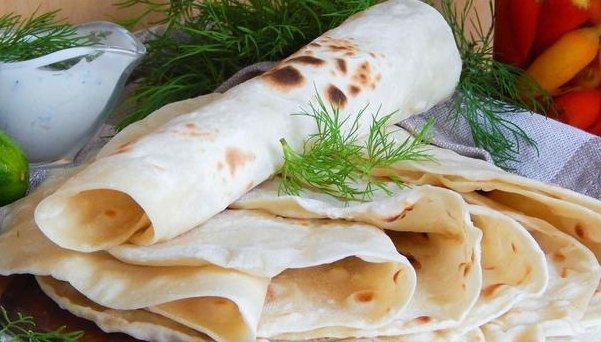 Тонкий армянский лаваш на сковороде