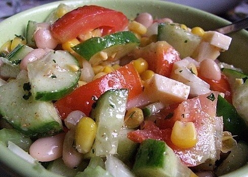 Легкий овощной салат, но очень сытный за счет бобовых. Готовьте с радостью!