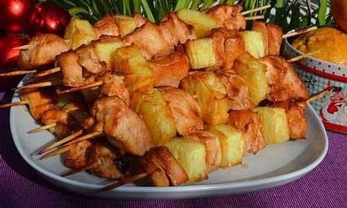 Нежная румяная курочка и сочный ананас - классическое сочетание вкуса и счастья!