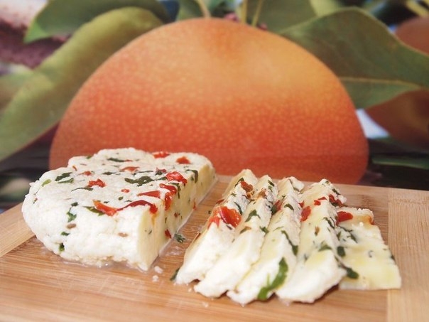 Недавно меня угостили вкуснейшим домашним сыром со специями, попробовав который, уже не хочется поку