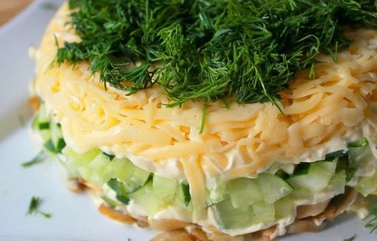 Неожиданное сочетание: слоёный салат с селедкой, свежим огурцом и сыром