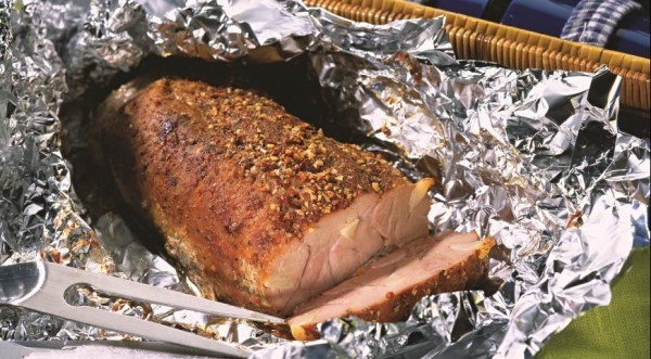 Классическая буженина — ароматная свинина, запеченная в фольге в духовке