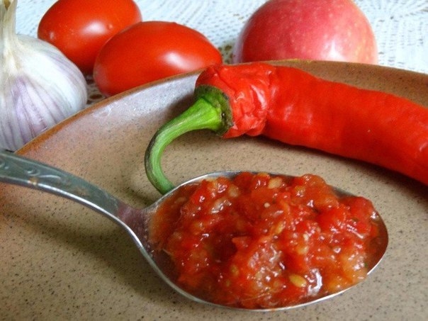 Аджика домашняя без варки, простой рецепт сырой аджики из помидор
