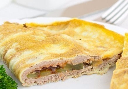 Это вкуснейшее блюдо, которое готовится из фарша, яиц, кроме того дополняется солеными огурцами. Воо