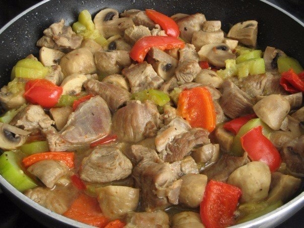Диетическое мясо индейки отлично сочетается с сочными овощами. Блюдо нежнейшее!