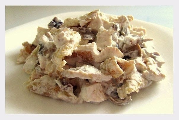 Невероятно вкусный и сытный салат, обязательно придется по вкусу мужчинам. Здесь всё, что нужно для 