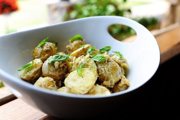 Салат из картофеля с лимонной заправкой и кедровыми орешками