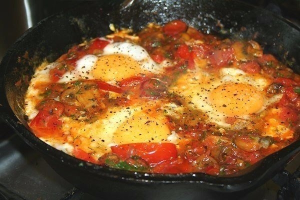 Шакшука &mdash; блюдо арабской кухни, изначально готовится из яиц, помидоров, болгарского перца, лука и пр