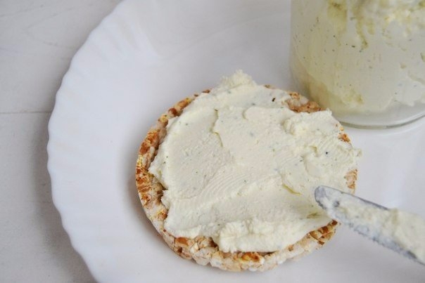 Нежнейший сырок для самых вкусных в мире бутербродов. Перекусить будет удобно в любой момент!