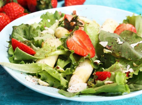 Пикантный салат с куриной грудкой и фруктами "Летний ужин"
