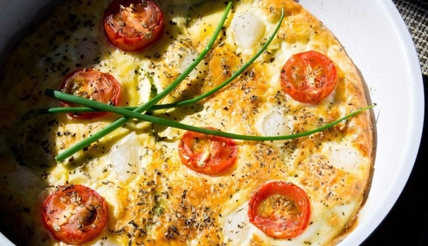 Фриттата - это итальянский омлет. Если у вас есть сковорода со съемной ручкой, то Вы можете приготовить такую фриттату. Если же такой нет, то просто возьмите форму для запекания, сложите начинку, залейте яйцом и запеките в духовке.