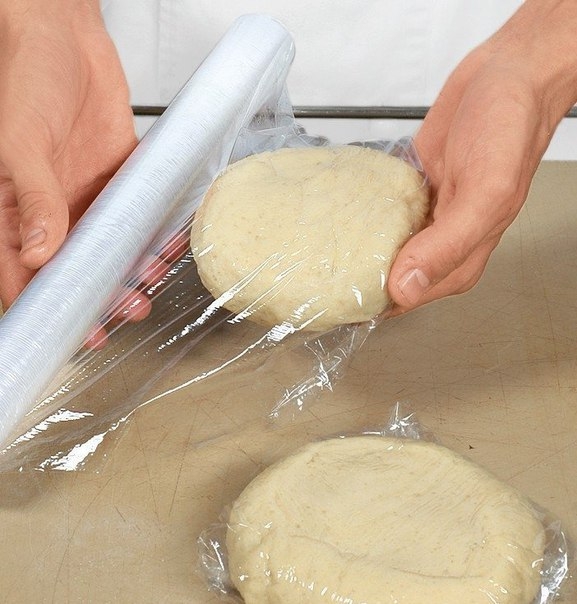 Приспособление для смазывания сливочным маслом. Трафарет для хлеба для посыпки мукой. Для чего смазывают тесто яйцом. Зачем ставить морозилку тесто для яблочного пая.