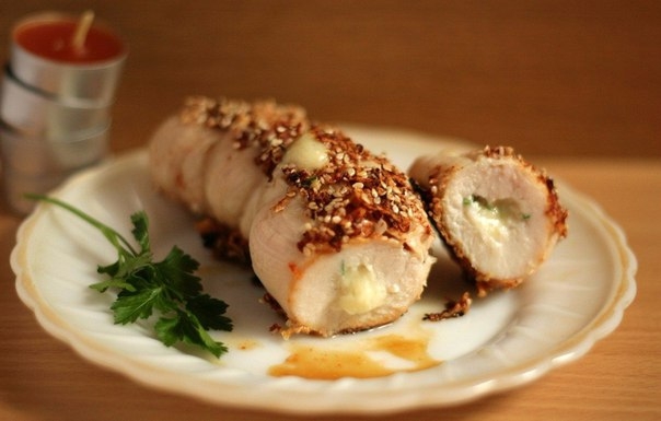 Получается сочное и нежное мясо с замечательной тянущейся начинкой! Вкусно как в горячем, так и холо