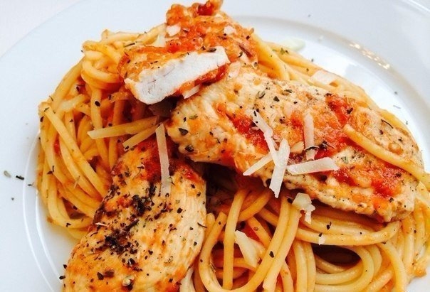 Спагетти с курицей в томатном соусе.