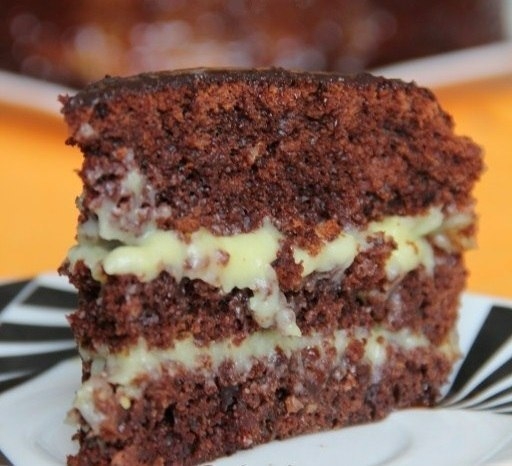 Сумасшедший пирог "Crazy Cake". Crazy Cake - это американский пирог, в переводе звучит как "Сумасшедший торт (пирог)". Его придумали в США в период дефицита. Данный пирог имеет необыкновенный вкус, несмотря на свой простой состав. В нём отсутствует масло, Сумасшедший пирог "Crazy Cake". Crazy Cake - это американский пирог, в переводе звучит как "Сумасшедший торт (пирог)". Его придумали в США в период дефицита. Данный пирог имеет необыкновенный вкус, несмотря на свой простой состав. В нём отсутствует масло,
