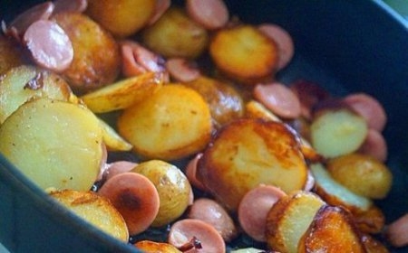 Молодой картофель жаренный в мундире с сосисками