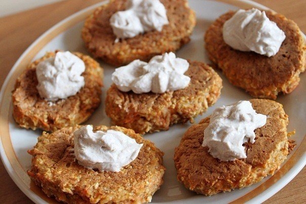 Очень вкусные и сладкие яблочно-морковные оладушки поднимут настроение и прибавят энергии на весь де