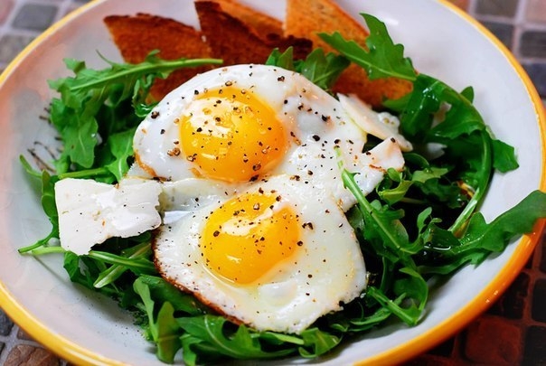 Салат на завтрак:яйца на рукколе с пармезаном