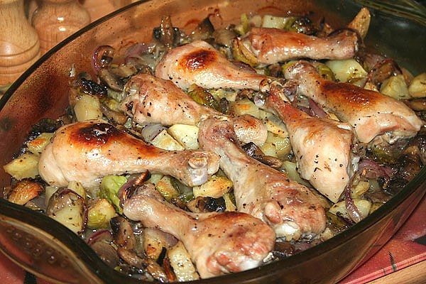 Куриные голени, запечённые с грибами и овощами.