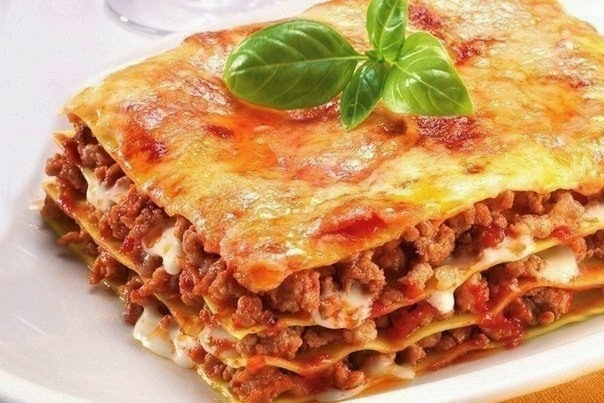 Рецепт итальянской лазаньи с говяжьим фаршем, томатно-сливочным соусом и сыром .
