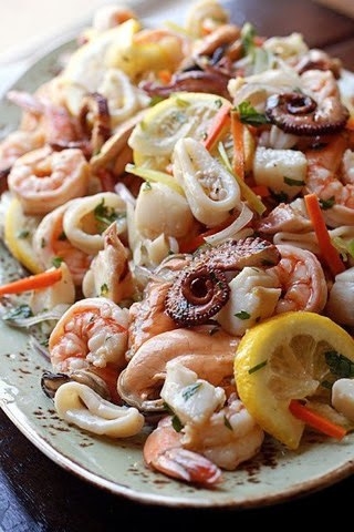 Праздничный салат из маринованных морепродуктов (готовится долго)