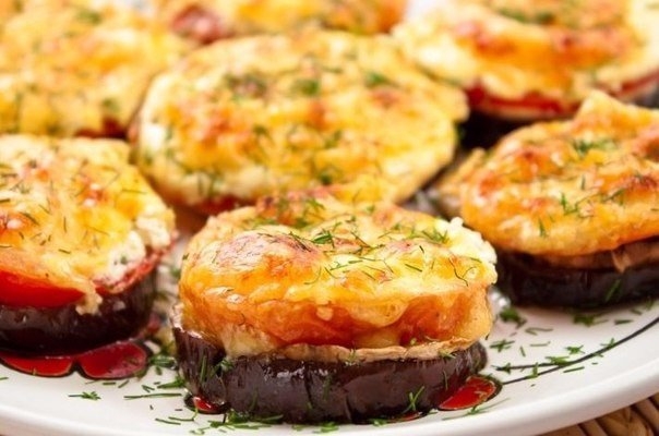 Нежные, ароматные баклажаны под корочкой сыра. Ммм! Очень вкусно.