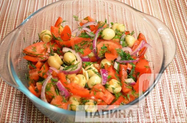 Салат из маринованных грибов и овощей