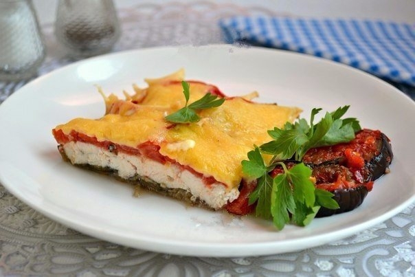 Куриное филе, запеченное с помидорами и баклажанами в духовке, - очень вкусное, сытное блюдо, которо