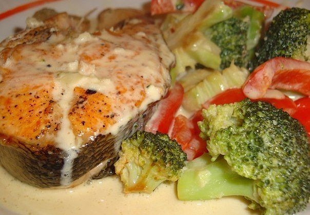 Рыба с овощами в сливочном соусе.