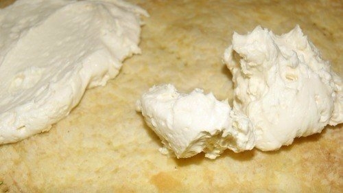 Малышам холодное мороженое кушать не желательно, а вот нежный крем - запросто!