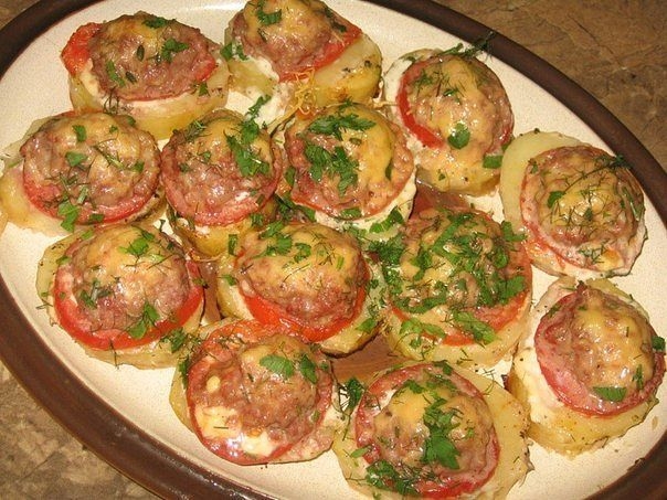 Картофель "Домашний", запеченый с мясом и помидорами