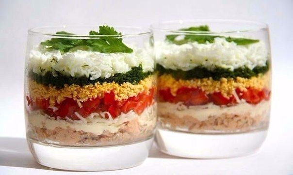 Все цвета радуги в бокале! Это мы о новом салате для истинных ценителей кулинарного искусства!